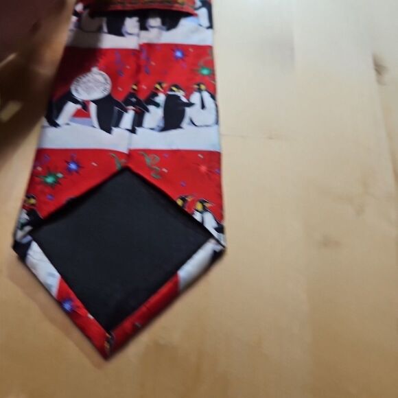 Hallmark Men's Penguins Partying Tie Red & White - Picture 7 of 8